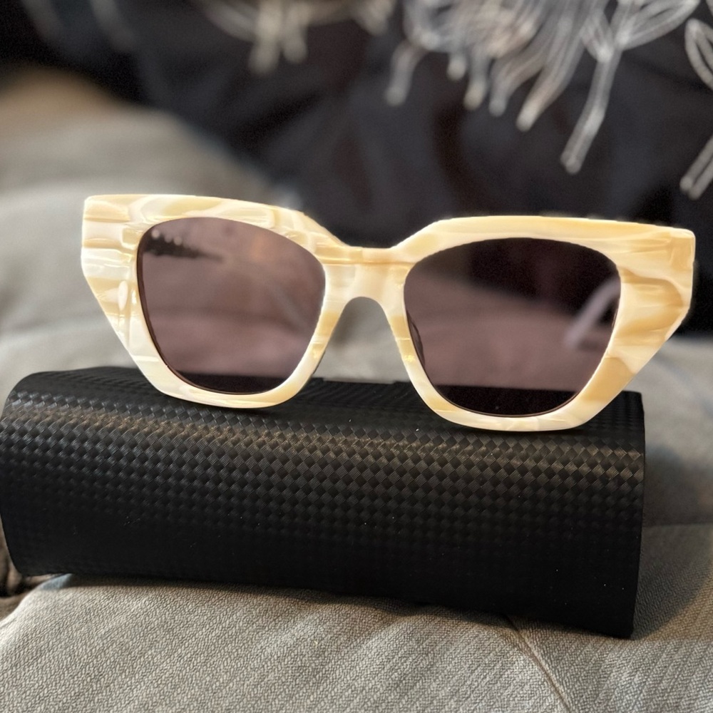 Gucci Cream and white Cat-Eye Sunglasses. Like New used ones no original case